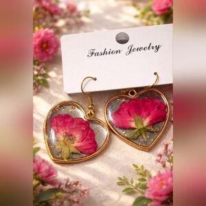 ✨ Real Pressed Flower Heart Earrings ✨
🌸 Handmade • One of a Kind • Cozy + Roma